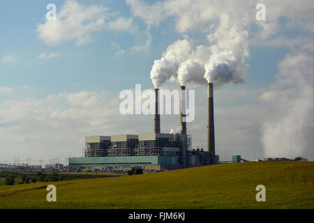 Kohle-Kraftwerk mit Kohlendioxid aus Schornsteinen. Stockfoto