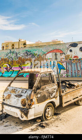 Abholung Auto vor Wand mit Graffiti ausgebrannt Stockfoto