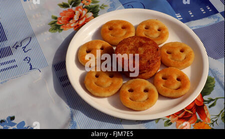 Gemacht mit Kartoffel - Snack gebraten Kartoffel wie Lächeln, Form; ein beliebter indischer Snack. Stockfoto