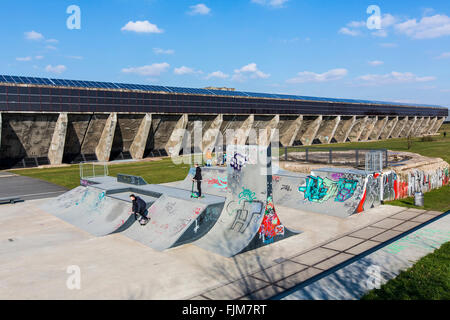 Schalker Verein, eines ehemaligen Stahlwerks in Gelsenkirchen, Deutschland, Solar-Kraftwerk auf der alten Erz-Bunker, Skater-Park, Stockfoto