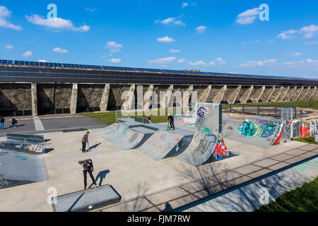 Schalker Verein, eines ehemaligen Stahlwerks in Gelsenkirchen, Deutschland, Solar-Kraftwerk auf der alten Erz-Bunker, Skater-Park, Stockfoto