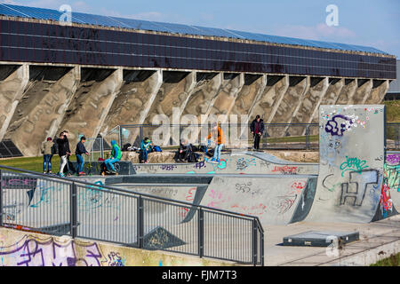 Schalker Verein, eines ehemaligen Stahlwerks in Gelsenkirchen, Deutschland, Solar-Kraftwerk auf der alten Erz-Bunker, Skater-Park, Stockfoto