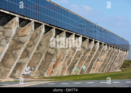 Schalker Verein, eines ehemaligen Stahlwerks in Gelsenkirchen, Deutschland, Solar-Kraftwerk auf der alten Erz-Bunker, Skater-Park, Stockfoto