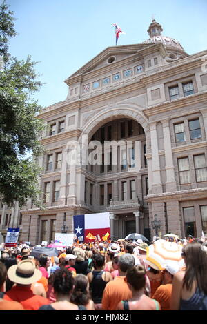 Demonstranten versammeln sich vor der Landeshauptstadt von Texas in Austin, Protest gegen Recht auf Abtreibungskliniken. Stockfoto