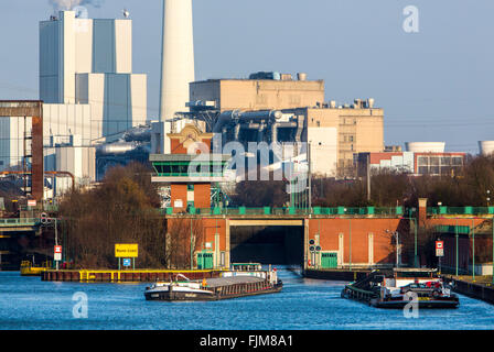 Rhein-Herne-Kanal, Schleuse Wanne-Eickel, hinter die STEAG Herne KWK-Anlage, Kohle-Kraftwerk, Frachtschiffe, Herne, Deutschland Stockfoto