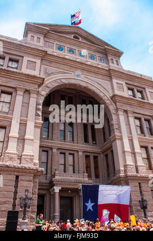 Demonstranten versammeln sich vor der Landeshauptstadt von Texas in Austin, Protest gegen Recht auf Abtreibungskliniken. Stockfoto