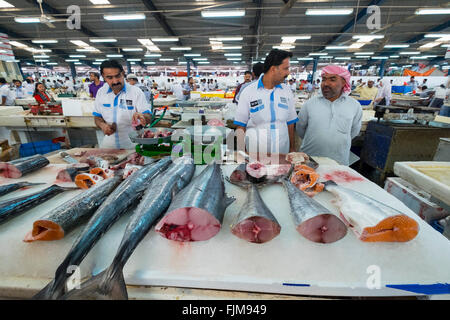 Thunfisch für den Verkauf auf Stand auf Dubai Fischmarkt in Deira, Vereinigte Arabische Emirate Stockfoto