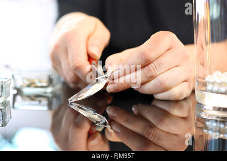 Workshop Schmuck. Schmuck, Swarovski-Kristall. Frau Hände während der Arbeit an Schmuck Juwelier Stockfoto