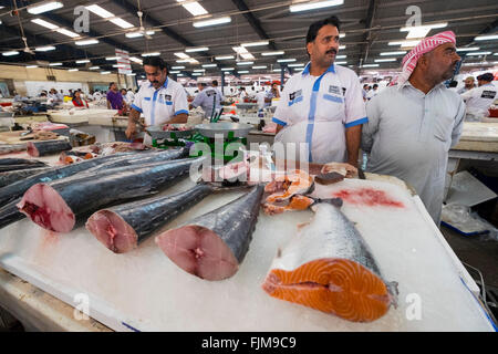 Fisch für den Verkauf auf Stand auf Dubai Fischmarkt in Deira, Vereinigte Arabische Emirate Stockfoto