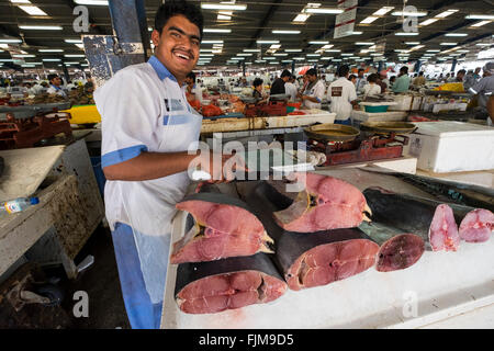 Thunfisch für den Verkauf auf Stand auf Dubai Fischmarkt in Deira, Vereinigte Arabische Emirate Stockfoto