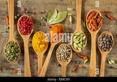 Bunte Gewürze in Holzlöffel Stockfoto