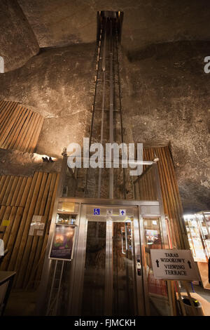 Europa, Polen, lift zur Aussichtsterrasse in Stanisław Staszic Kammer im Salzbergwerk Wieliczka Stockfoto