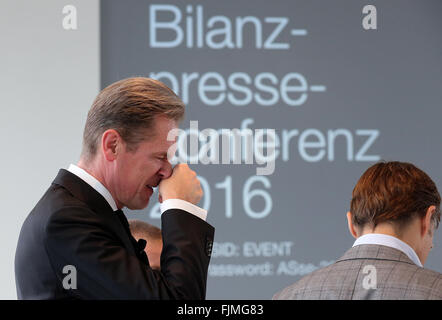 Berlin, Deutschland. 3. März 2016. Die deutschen Medien Verlag Axel Springer SE, Mathias Döpfner, Vorstandsvorsitzender kommt in der Bilanz-Pressekonferenz in Berlin, Deutschland, 3. März 2016. Foto: WOLFGANG KUMM/Dpa/Alamy Live News Stockfoto