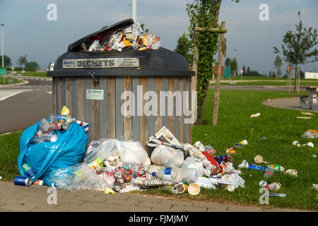 Müll, Müll, Müll, Müll überfüllt ein Mülleimer kann in Frankreich bin Stockfoto