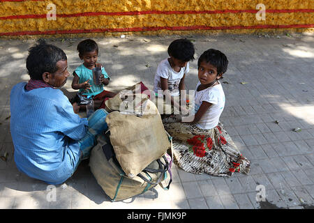 Indien, 19. Februar 2016. Straßenkinder in Kalkutta. Foto von Jowita Khan Stockfoto