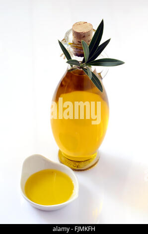Olivenöl extra vergine in einer Glasflasche Stockfoto