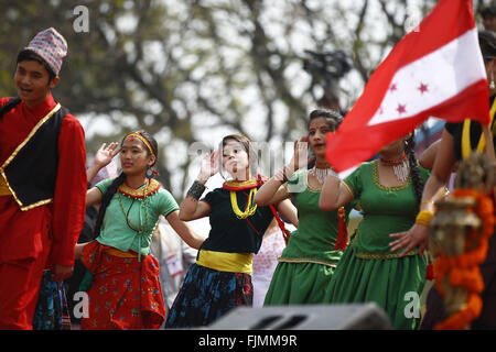 Kathmandu, Nepal. 3. März 2016. Nepalesen gekleidet in traditioneller Kleidung, die Durchführung einer kulturellen Tanz während der 13. Nepali Congress-Convention in Khula Manch, Kathmandu, Nepal am Donnerstag, 3. März, 16. Führungskräfte aus Einrichtung Fraktion und die rivalisierenden Fraktion sind in den Kampf für den Chefposten der Partei nach dem Untergang der späten Ministerpräsident und Präsident Sushil Koirala party. Mehr als 3.000 Konvention Vertreter aus allen 75 Bezirke und über ein Dutzend ausländische Delegierte teilgenommen in der Gala. Bildnachweis: Skanda Gautam/ZUMA Draht/Alamy Live-Nachrichten Stockfoto