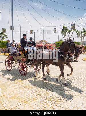 Sevilla, Spanien - 23. April 2015: Reisende in ein Pferd Kutsche in Sevilla Fair gezeichnet. Stockfoto