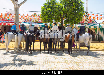 Sevilla, Spanien - 23. April 2015: Gruppe von Fahrern in Tracht an der Messe April in Sevilla. Stockfoto