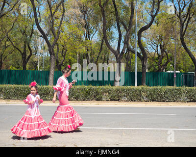 Sevilla, Spanien - 23. April 2015: Spanische Familie in traditioneller Tracht, die zu Fuß auf der Messe Sevilla. Stockfoto