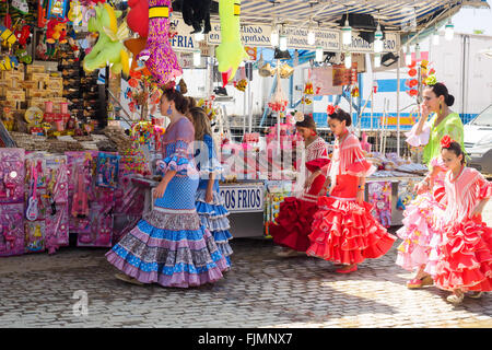 Sevilla, Spanien - 23. April 2015: Mädchen in Tracht, die zu Fuß auf der Messe Sevilla. Stockfoto