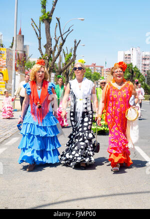 Sevilla, Spanien - 23. April 2015: Frauen gekleidet in traditionellen Kostümen auf der Sevillas April Fair. Stockfoto