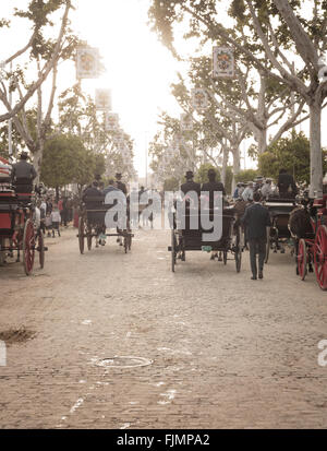 Sevilla, Spanien - 23. April 2015: Reisende in ein Pferd Kutschen in Sevilla Fair gezeichnet. Stockfoto