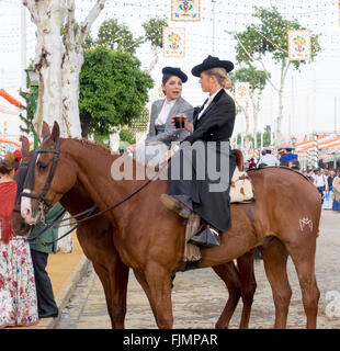 Sevilla, Spanien - 23. April 2015: Zwei Amazonen tragen traditionelle andalusische Uniformen in der Aprils Sevilla. Stockfoto
