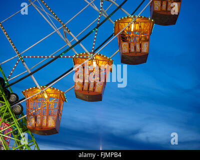 Sevilla, Spanien - 23. April 2015: Sevilla, Spanien - 23. April 2015: Riesenrad beleuchtet in der Nacht in Sevilla Feria de Abril. Stockfoto