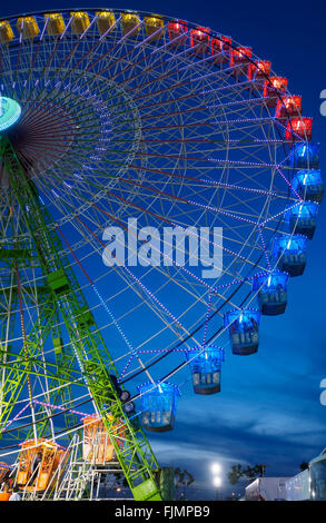 Sevilla, Spanien - 23. April 2015: Sevilla, Spanien - 23. April 2015: Riesenrad beleuchtet in der Nacht in Sevilla Feria de Abril. Stockfoto