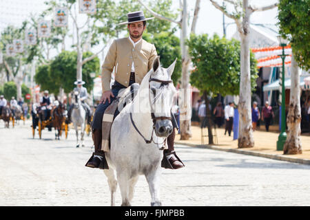 Sevilla, Spanien - 28. April 2015: Reiter ein Spaziergang von der Messe von Sevilla. Stockfoto