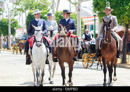 Sevilla, Spanien - 28. April 2015: Reiter ein Spaziergang von der Messe von Sevilla. Der Sevilla-Messe "Feria de Abril de Sevilla" Stockfoto