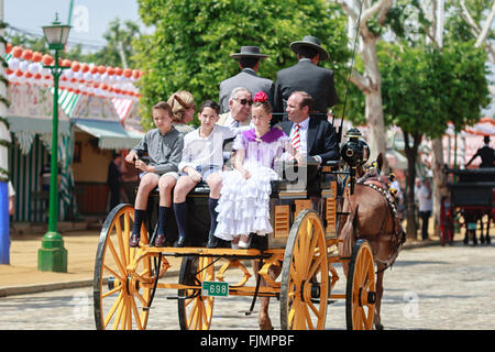 Sevilla, Spanien - 28. April 2015: Familie, Reisen in ein Pferd Kutsche in Sevilla Fair gezeichnet. Stockfoto