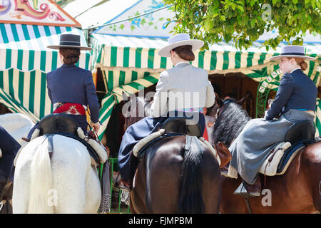 Sevilla, Spanien - 28. April 2015: Amazonen tragen traditionelle andalusische Uniformen in der Aprils Sevilla. Stockfoto