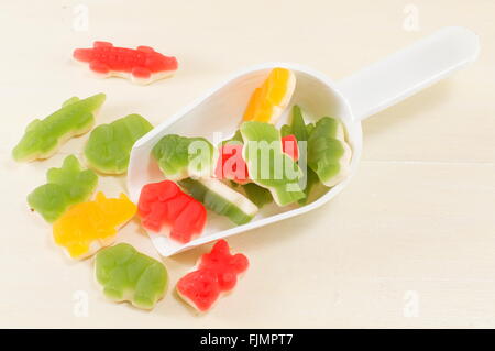 Schaufel mit bunten Gummibärchen Stockfoto