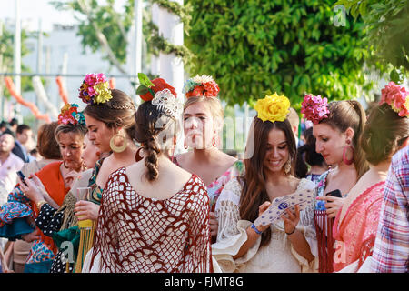 Sevilla, Spanien - 28. April 2015: Junge Frauen tragen traditionelle Flamenco Kleid an der Messe April in Sevilla. Stockfoto