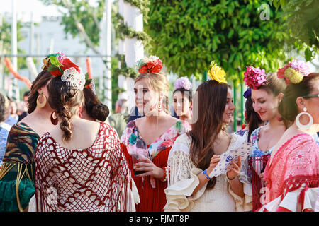 Sevilla, Spanien - 28. April 2015: Junge Frauen tragen traditionelle Flamenco Kleid an der Messe April in Sevilla. Stockfoto