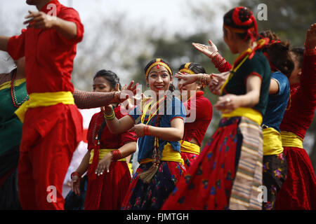 Kathmandu, Nepal. 3. März 2016. Nepalesische Mädchen gekleidet in traditioneller Kleidung, die Durchführung einer kulturellen Tanz während der 13. Nepali Congress-Convention in Khula Manch, Kathmandu, Nepal am Donnerstag, 3. März, 16. Führungskräfte aus Einrichtung Fraktion und die rivalisierenden Fraktion sind in den Kampf für den Chefposten der Partei nach dem Untergang der späten Ministerpräsident und Präsident Sushil Koirala party. Mehr als 3.000 Konvention Vertreter aus allen 75 Bezirke und über ein Dutzend ausländische Delegierte teilgenommen in der Gala. Bildnachweis: Skanda Gautam/ZUMA Draht/Alamy Live-Nachrichten Stockfoto