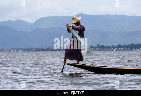 Angeln, Fischer, Myanmar. Man traditionelle Fischerei am Inle-See, Myanmar, Asien Stockfoto