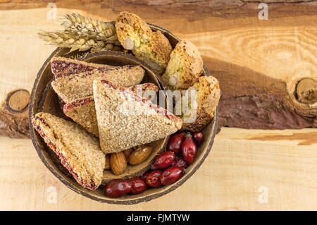 Integrale Kekse mit Mandeln und Hagebutten in einer Kokosnussschale serviert Stockfoto