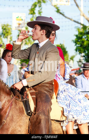 Sevilla, Spanien - 28. April 2015: Paar in Tracht, Reiten an der Messe April in Sevilla. Stockfoto