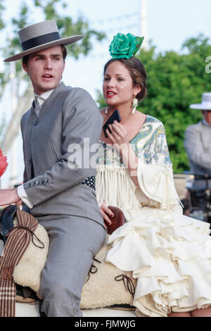 Sevilla, Spanien - 28. April 2015: Paar in Tracht, Reiten an der Messe April in Sevilla. Stockfoto
