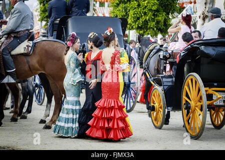 Sevilla, Spanien - 28. April 2015: Junge Frauen tragen traditionelle Flamenco Kleid an der Messe April in Sevilla. Stockfoto