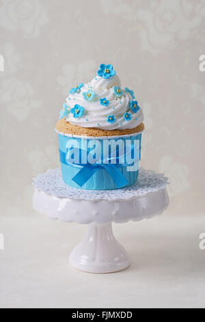 Cupcake mit blauen Vergißmeinnnicht Blumen Stockfoto