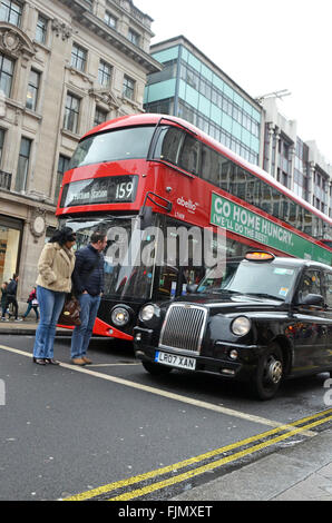 London, UK, 3. März 2016, Fußgänger Quetschen zwischen 2 Busse bei der Kreuzung von Oxford Street, das West End. Stockfoto