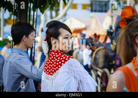 Sevilla, Spanien - 28. April 2015: Japanerin touristischen gekleidet in traditionellen Kostümen auf der Sevillas April Fair. Stockfoto