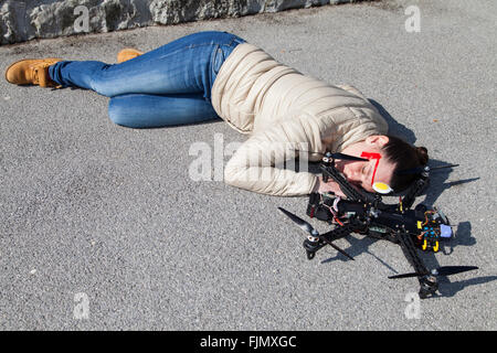 Hübsche Frau von Drone Quadrocopter mit blutenden Kopfverletzungen angegriffen Stockfoto