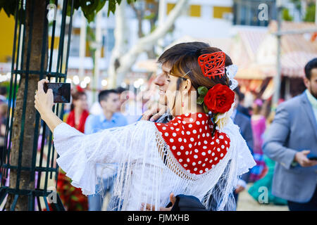 Sevilla, Spanien - 28. April 2015: Japanerin touristischen gekleidet in traditionellen Kostümen auf der Sevillas April Fair. Stockfoto