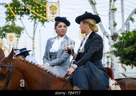 Sevilla, Spanien - 28. April 2015: Zwei Amazonen tragen traditionelle andalusische Uniformen in der Aprils Sevilla. Stockfoto