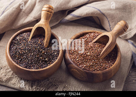 Rot, schwarze Quinoa Samen auf einem hölzernen Hintergrund Stockfoto